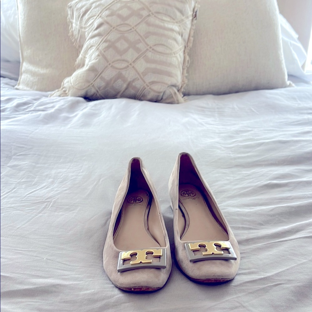 Tory Burch Beige Flats With Gold Accents Suede Ballet Size9 Shoe